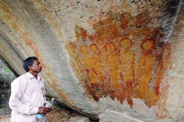 Skalné jaskynné  maľby, UFO v Indii  sa nachádzajú pod dedinami Chandeli a Gotitola.
