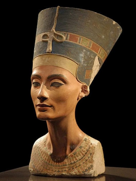  Niektorí predpokladajú, že Neferneferuaten bola Nefertiti, no dôkazy sú slabé a opierajú sa hlavne o fakt, že Nefertiti tento titul používala