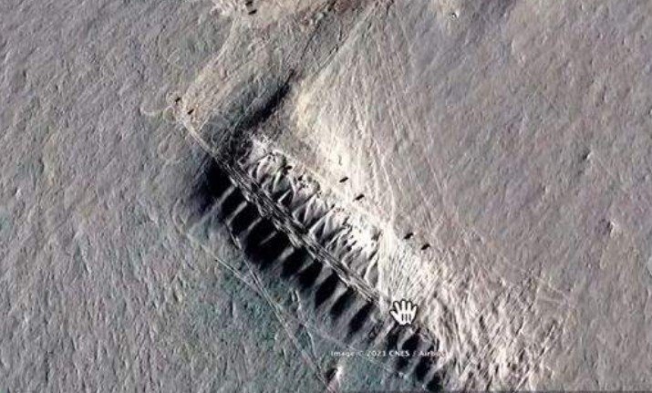 Ruiny stavby v Antarktíde videné na Google Earth