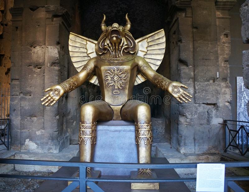 Socha starodávneho boha detskej obete vystavená v Ríme Socha Molocha bola postavená sedem dní pred udalosťou vo Vatikánskych záhradách, kde bola uctievaná pohanská bohyňa Pachamama