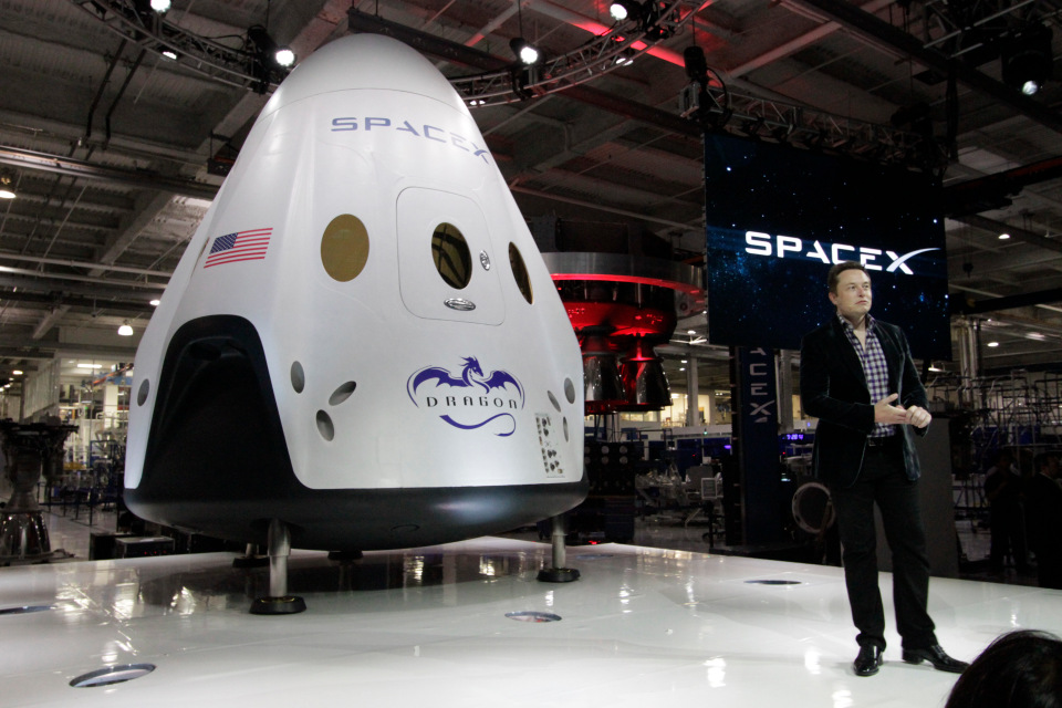 Muskov SpaceX Crew Dragon poslal rusov do zadku aj s ich raketovými motormi a sedačkami pre komzmonautov