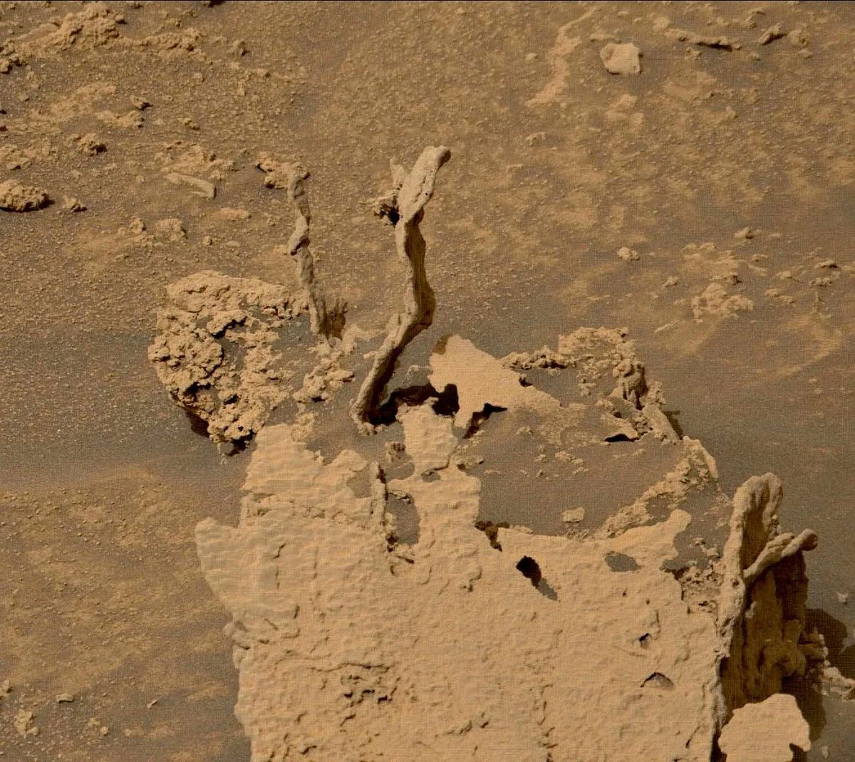 Rover našiel výnimočný skalný útvar, ktorý preráža mimozemskú krajinu Marsu 