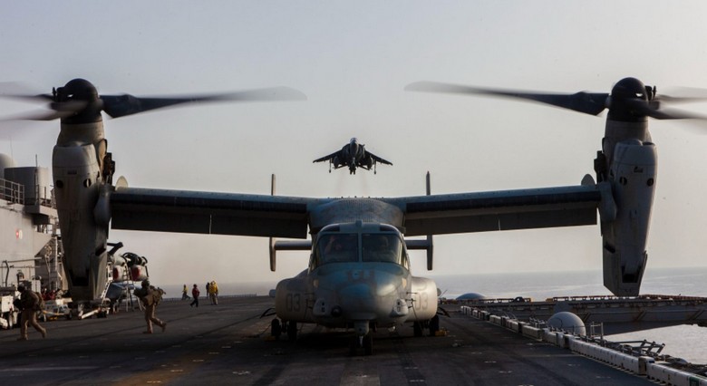 AV-8B Harrier sa chystá pristáť na Kearsarge , keď sa MV-22B Osprey pripravuje na štart