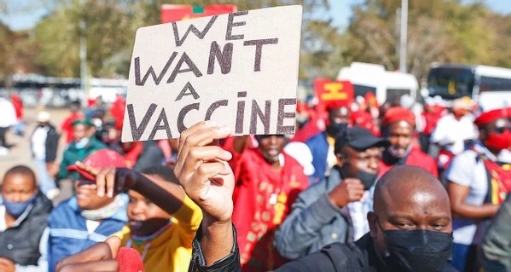 Vo svete vyčítajú protestujúci proti opatreniam chyby vládam za nedodanie vakcín