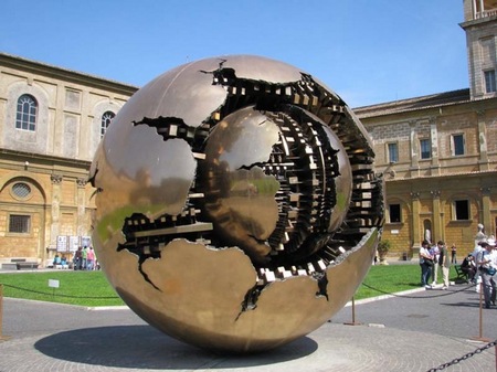 Zlatý globus vo Vatikáne - Sphere within a Sphere in the Vatican Museums.